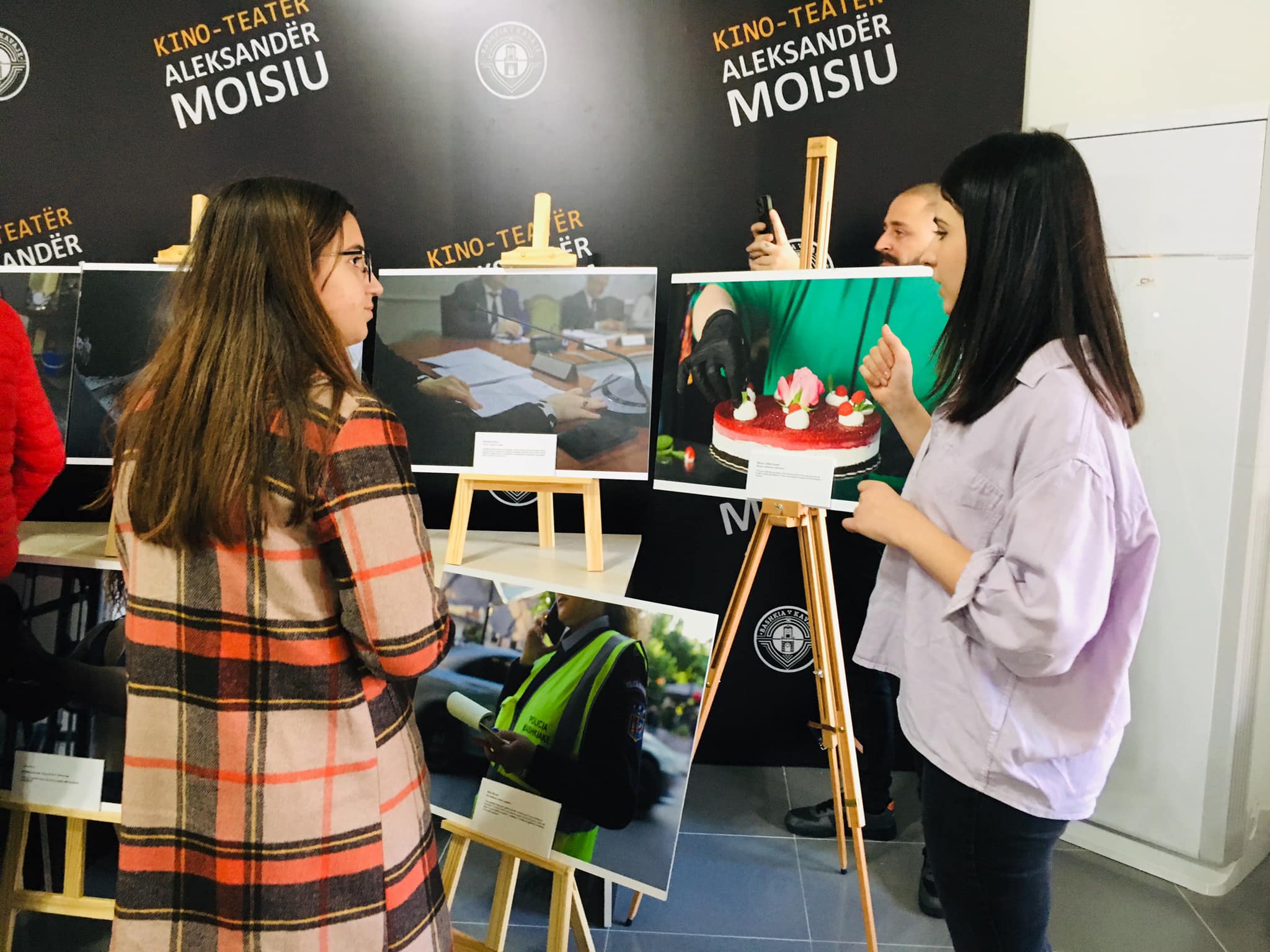 Read more about the article Ekspozita “Touch of the Woman” në kinoteatrin “Aleksandër Moisiu”